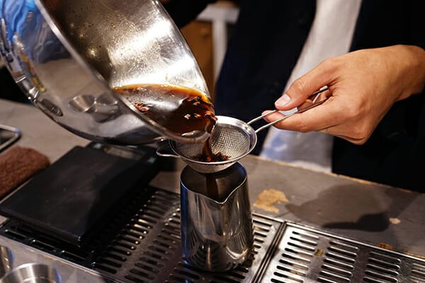 column3img10 | コーヒーステーション 完成したコーヒーコーディアルを茶漉しなどで漉して保存容器に移す