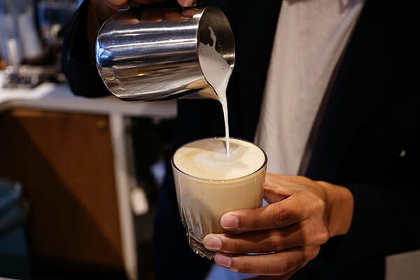 column3img12 | コーヒーステーション 牛乳を泡立てる