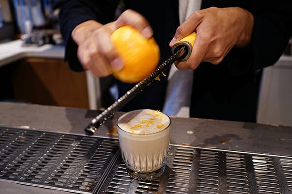 column3img13 | コーヒーステーション オレンジピールで香りづけをする