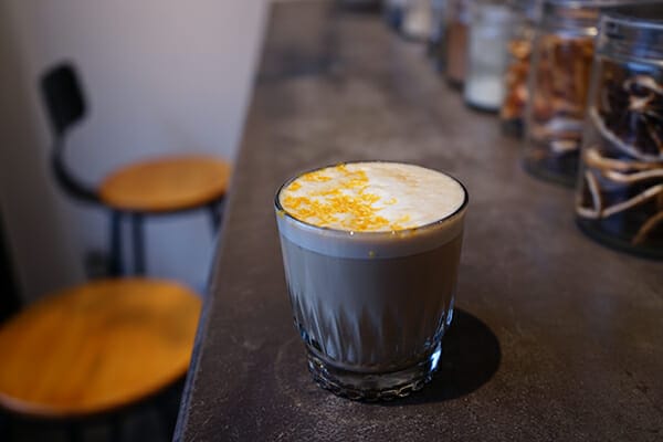 スパイス香る手製コーヒーコーディアルでラテのようなホットカクテルを