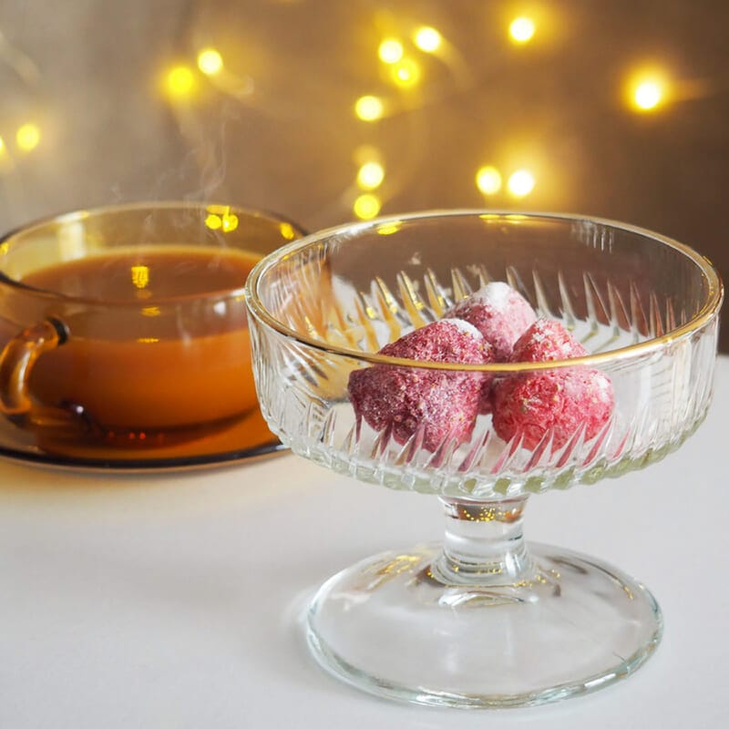 INIC coffee(イニックコーヒー)のドライイチゴに濃厚ホワイトチョコレートを合わせたスイーツ「ホワイトチョコストロベリー」