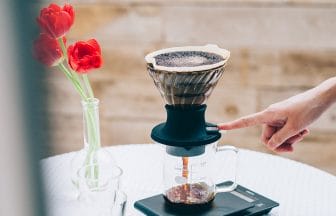 スイッチを押すと、コーヒーが落ちる