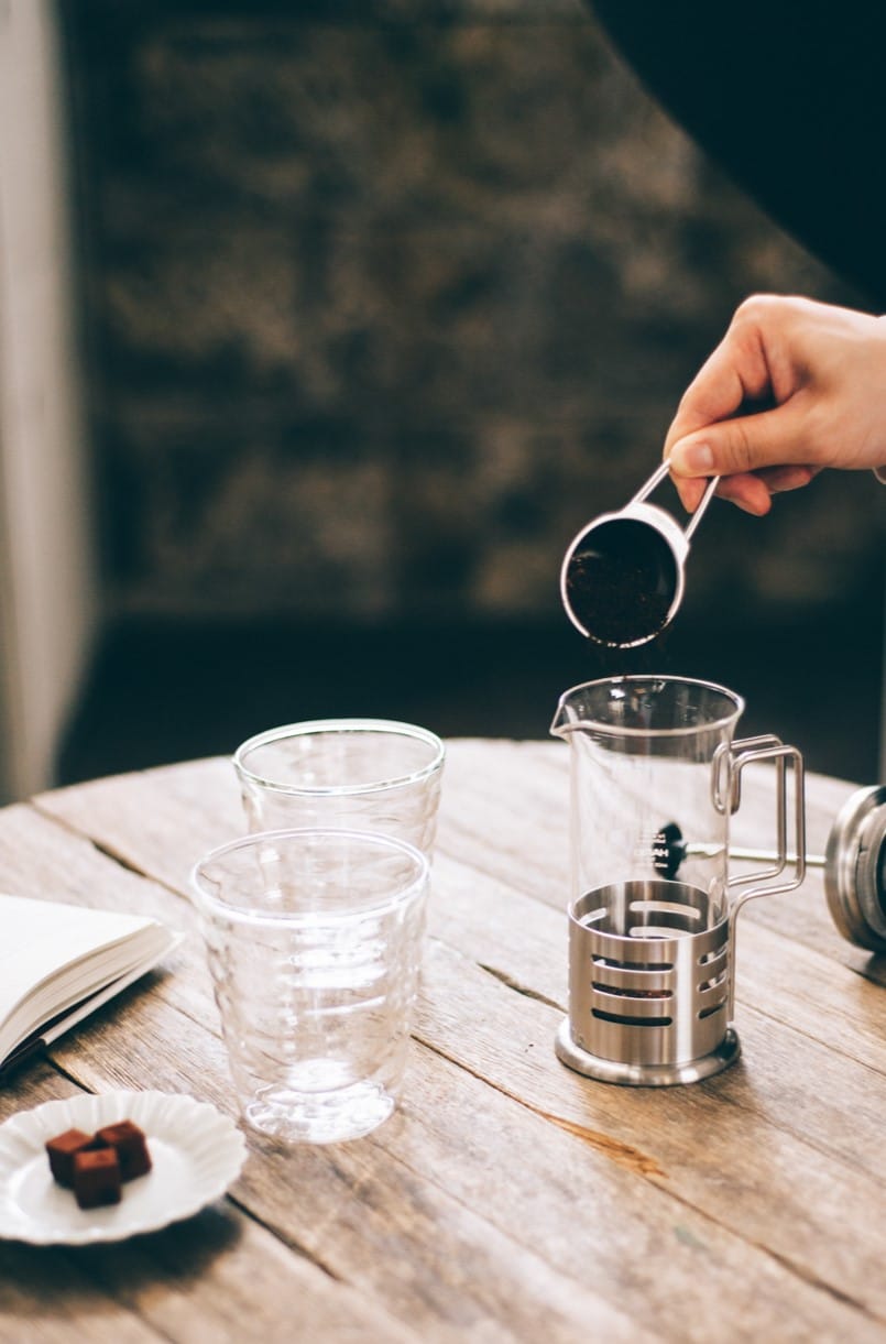 frenchcontent5img2 | コーヒーステーション コーヒー粉を用意してガラスボールを温めておく