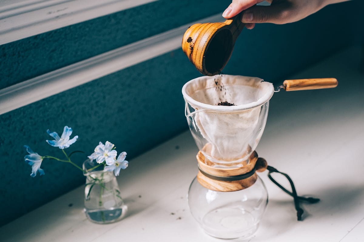 neldripcontent3img4 | コーヒーステーション ネルフィルターを専用サーバーにのせコーヒー粉を入れる