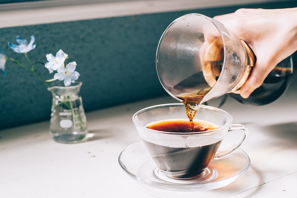 neldripcontent3img7 | コーヒーステーション ネルドリップで抽出したコーヒーを温めたカップに注ぐ