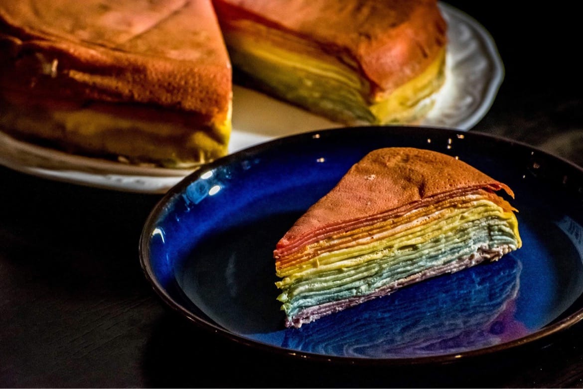 カラフルな見た目でインパクト大！天然色素使用の「レインボーミルクレープ」