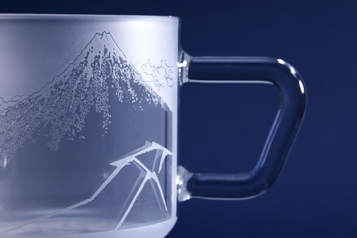 コーヒーを淹れながら黒富士を楽しめるマグカップ