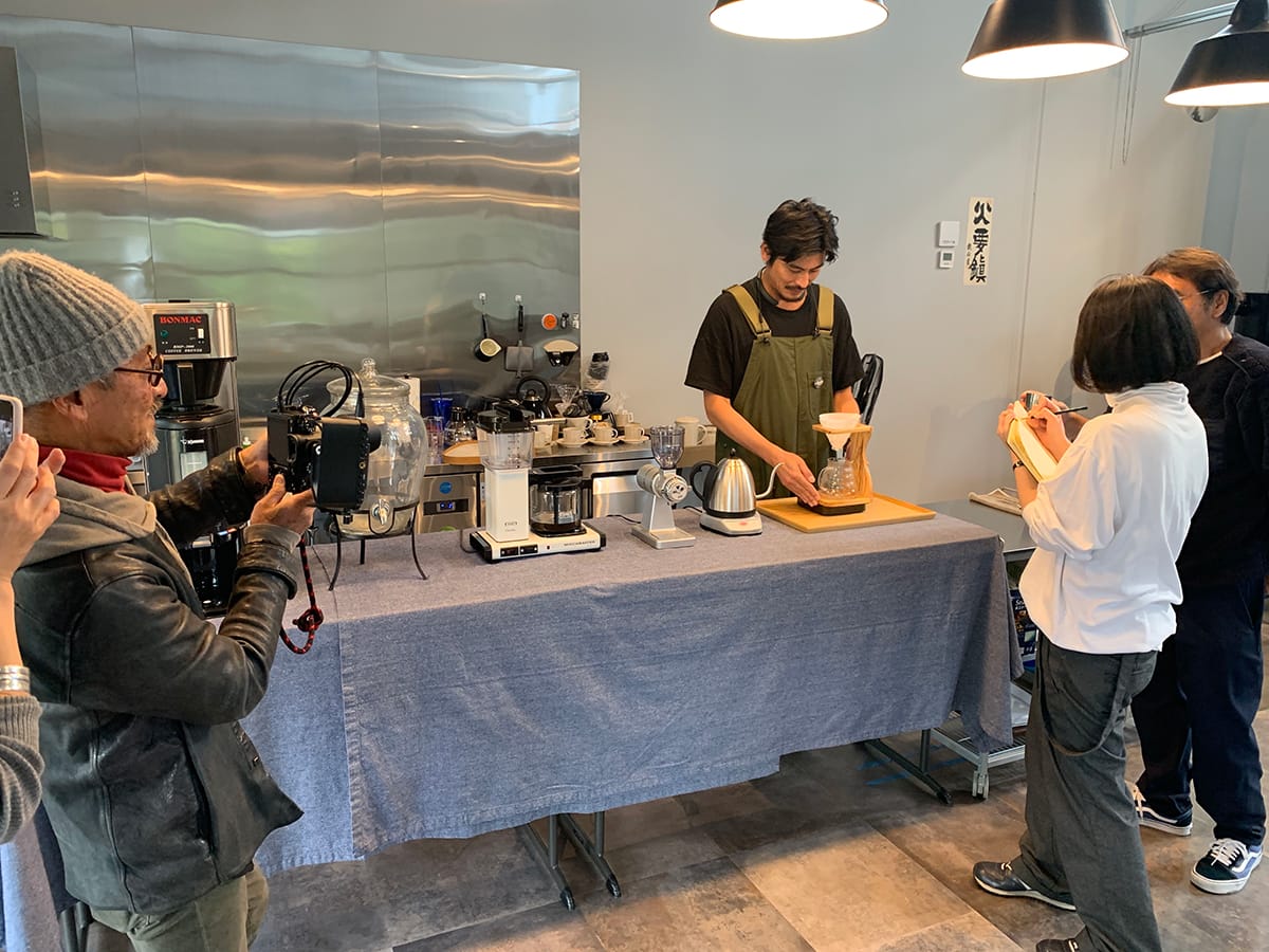 columnstoryimg2104153 | コーヒーステーション コーヒーを淹れる様子