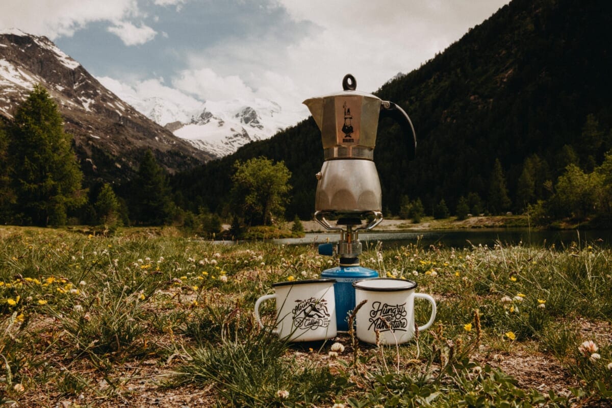 流行のソロキャンプでも美味しいコーヒーを飲みたい！キャンプ用コーヒーケトルの使い方を解説