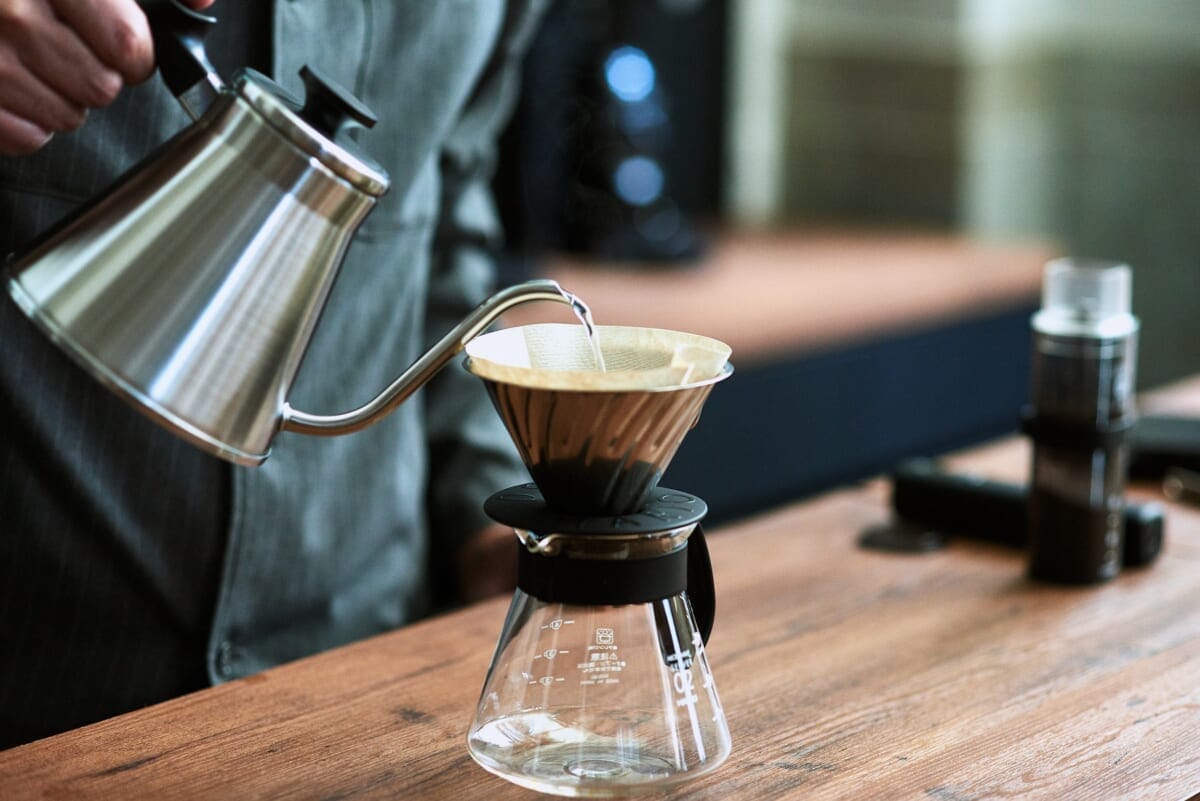 ハンドドリップでお湯を注いでもコーヒーが落ちない!その原因と解決策は?