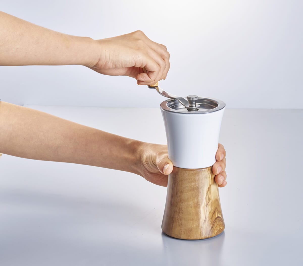 アウトドアでも使えるコーヒーミルの選び方は?