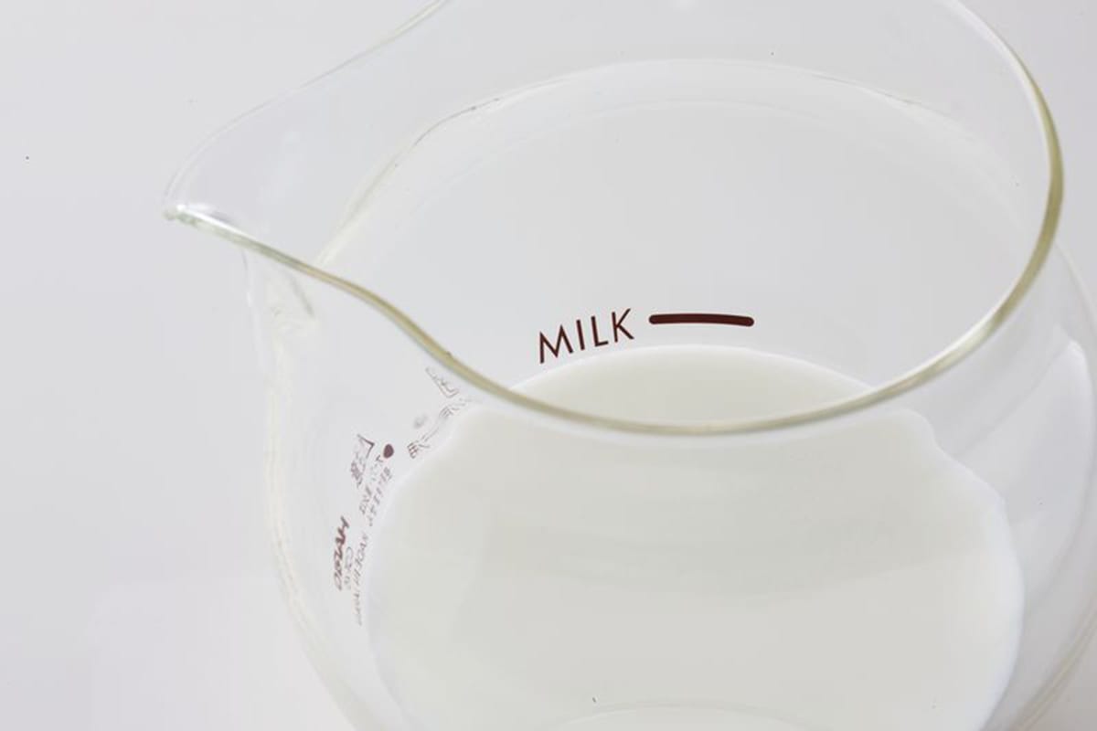 コーヒーに牛乳を入れるとどんな効果があるの？ミルクって牛乳じゃないの？