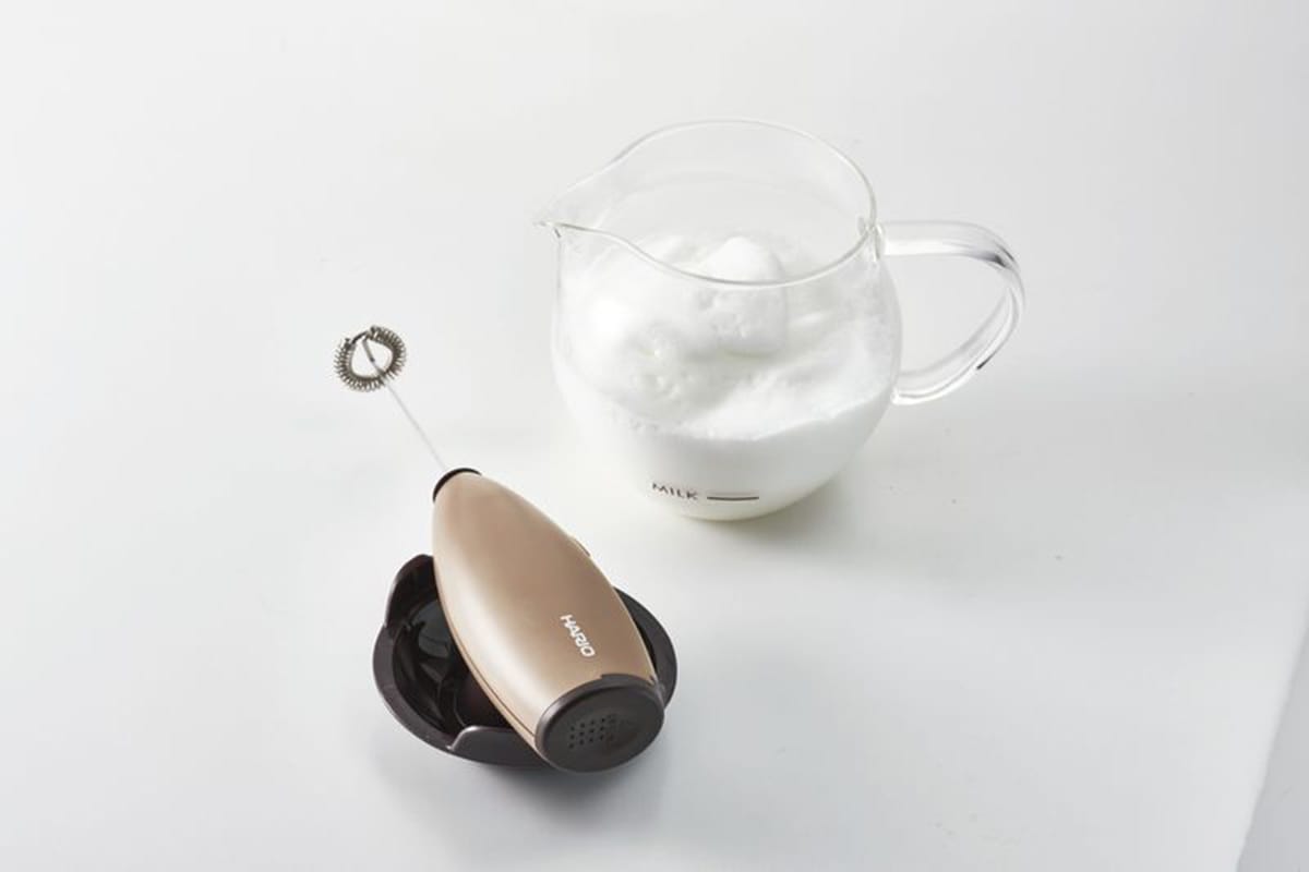 カフェでコーヒーを頼むと出てくるミルクは牛乳じゃない