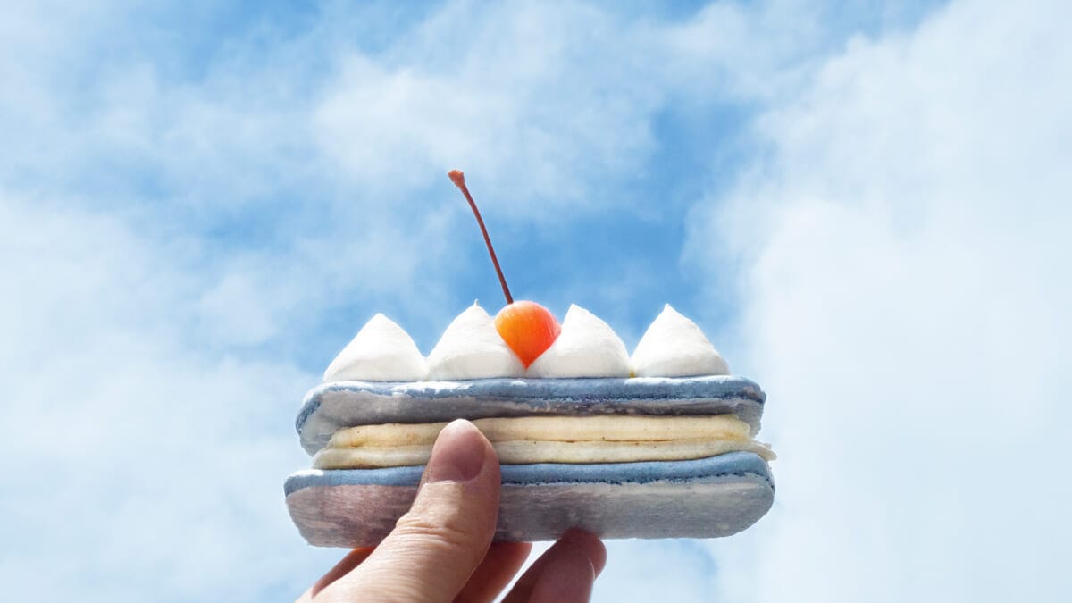 ビスポッケ2周年記念のエクレアの色は空をイメージした青!