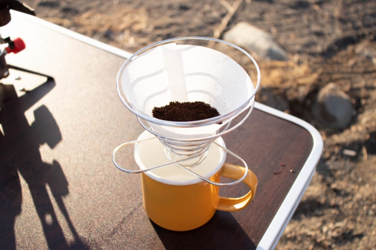 キャンプでゆっくりコーヒーを楽しむならサイドテーブルは欠かせない!サイドテーブルの選び方やおすすめを3つ紹介