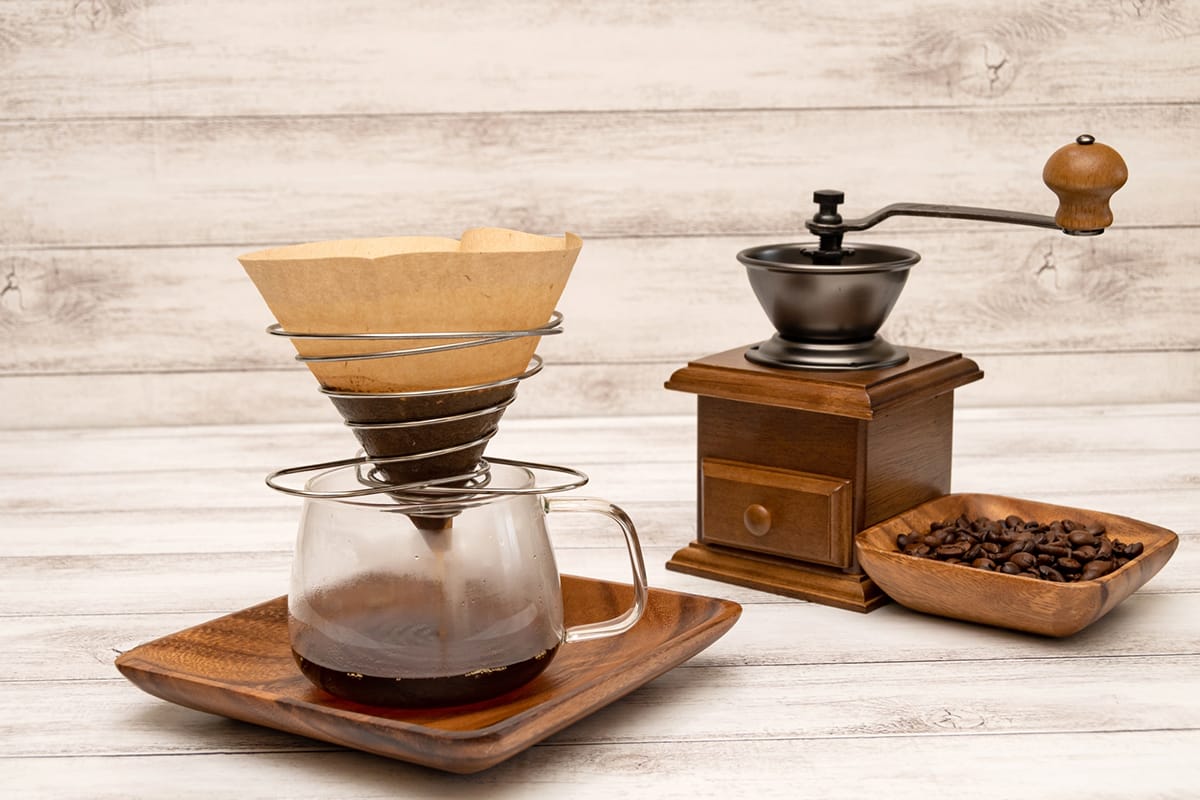 キャンプで大活躍間違いなし!持ち運びに便利すぎるポータブルコーヒーミルをご紹介