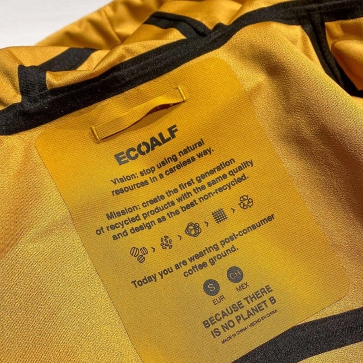 news2110150202 | コーヒーステーション 背裏には地球環境を無視した自然資源の活用をしないと英語で記したブラントからのメッセージ