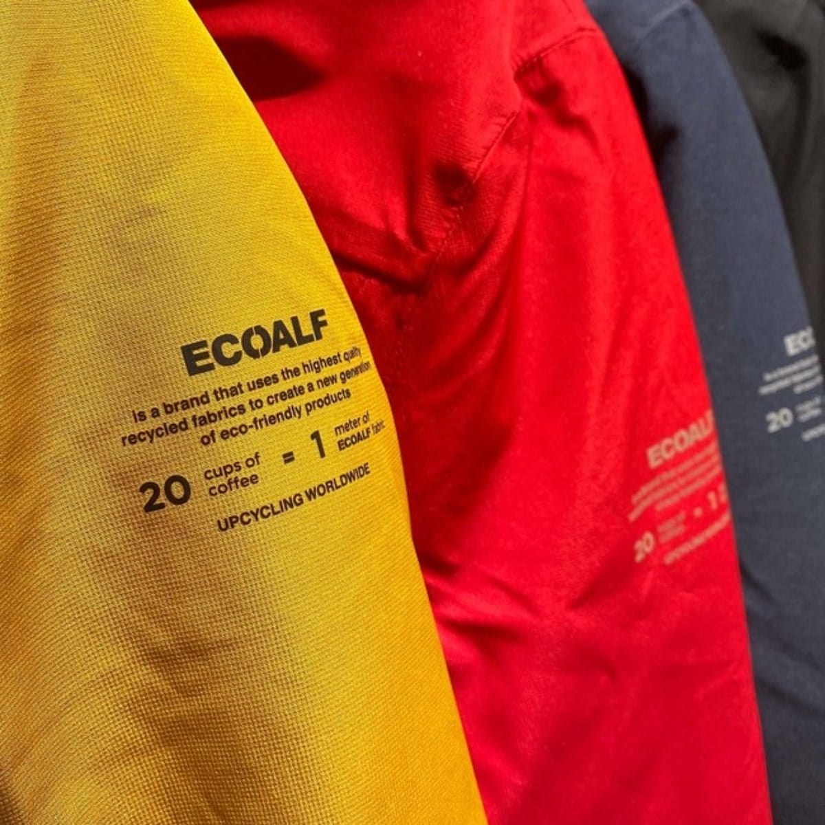 news2110150203 | コーヒーステーション 袖には1mの生地に約20杯分のコーヒーかすが 使用されたことを表すメッセージ