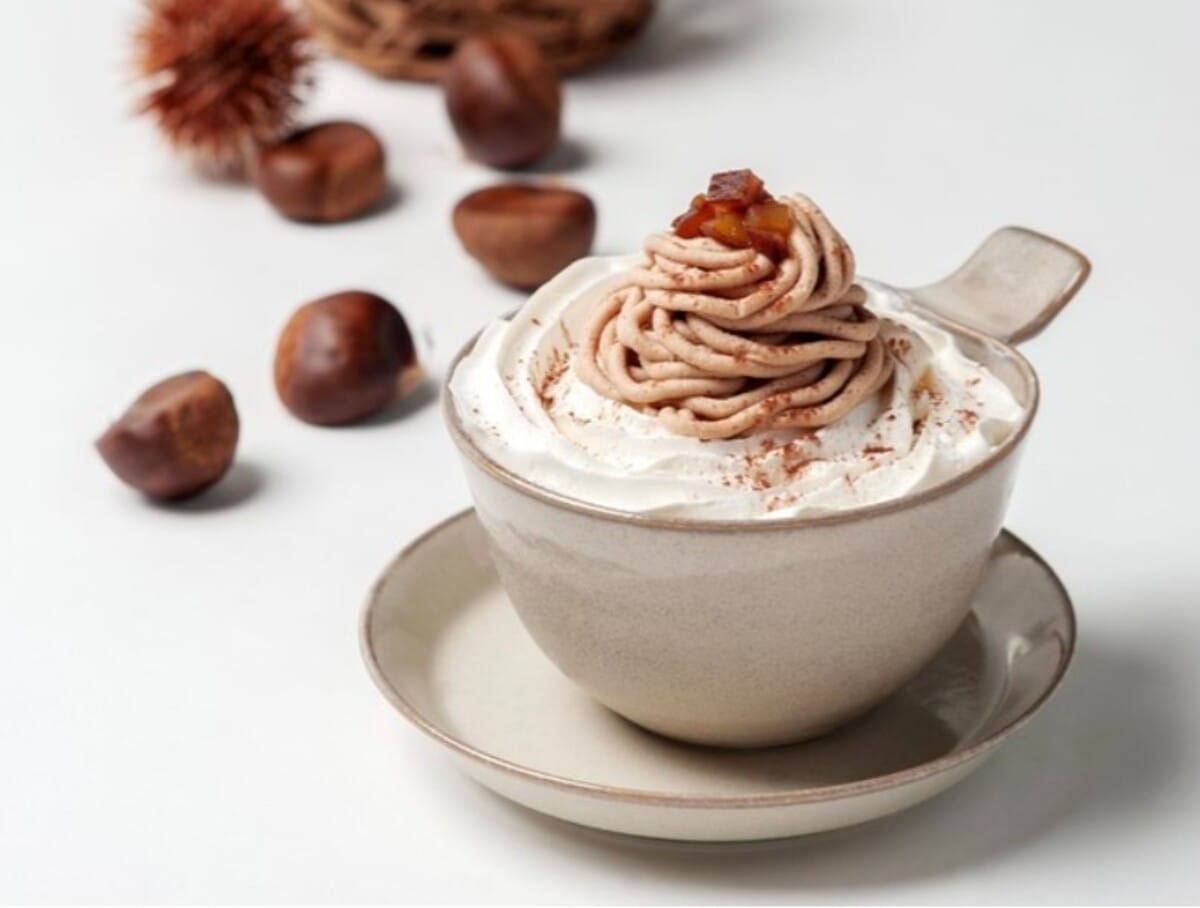 カフェラテにモンブランをトッピング!贅沢なデザートドリンクが登場