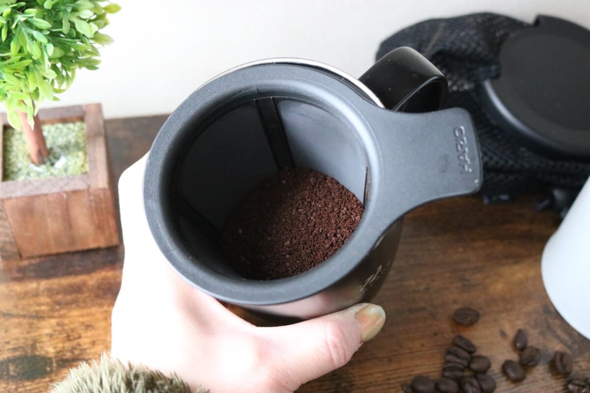 columimg2202186 | コーヒーステーション ストレーナーにコーヒー豆を入れます