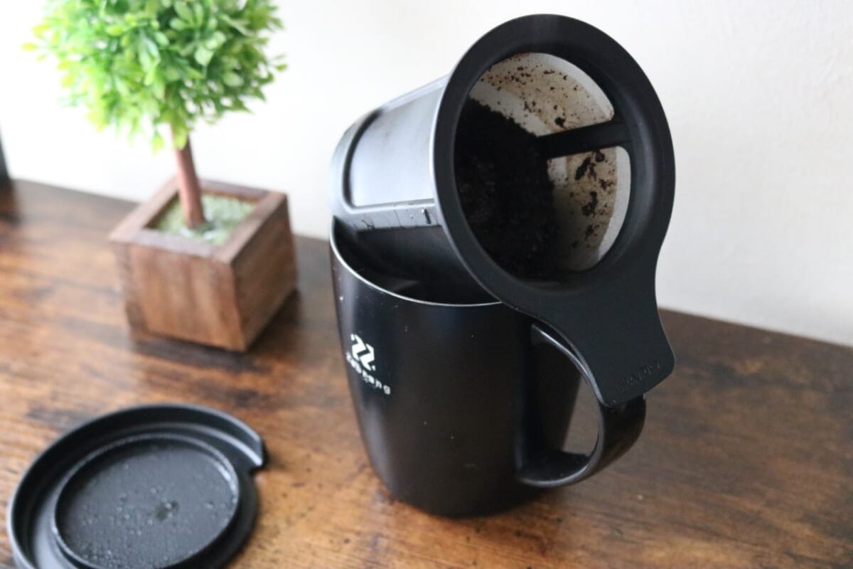 columimg2202189 | コーヒーステーション ストレーナー底にあるくぼみをカップに固定し湯切り