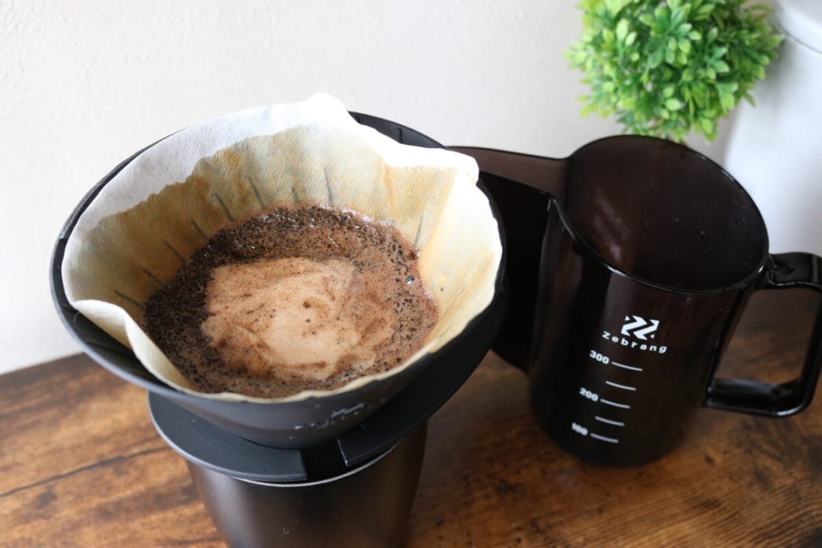 columimg22022110 | コーヒーステーション 蒸らしをしてからさらにお湯を注いでいく