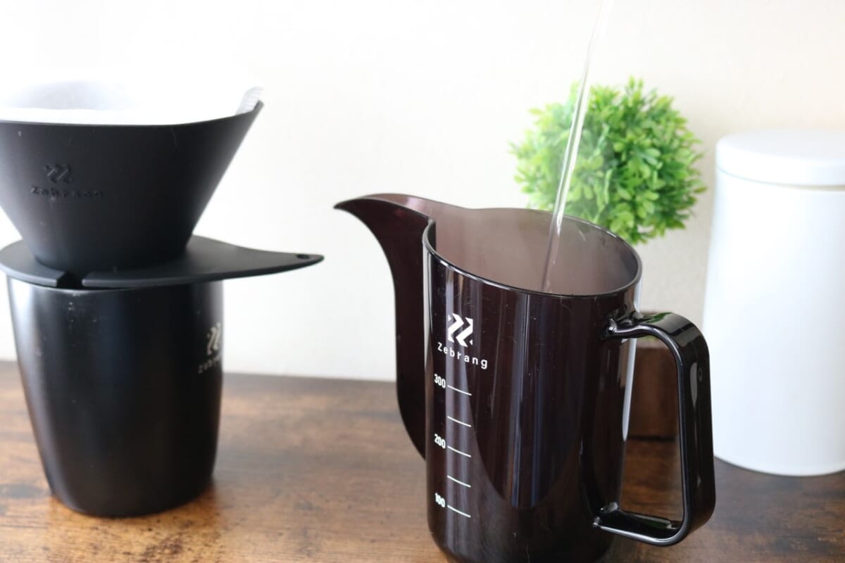 columimg2202218 | コーヒーステーション 沸騰したお湯を計量ドリップポットに移し替える