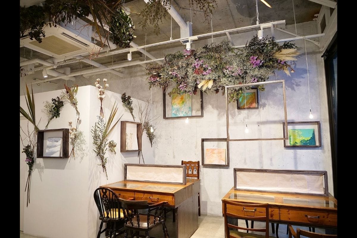 中は大量のドライフラワー