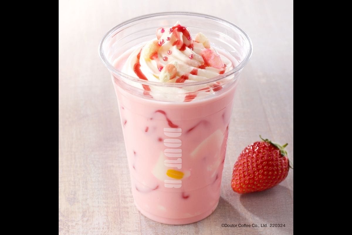 アイスドリンク「サクサクあられのいちごオレ ~杏仁プリン~」
