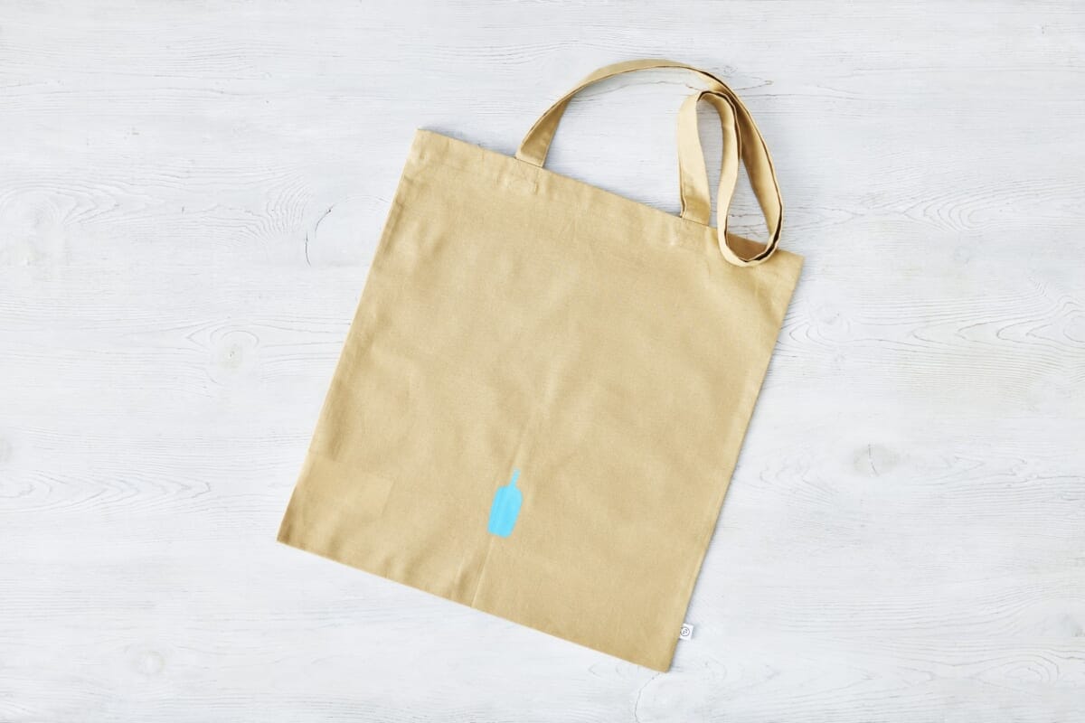 ブルーボトルコーヒーからもアースデイに発売!廃棄予定食材を染料として再活用したオリジナルバッグ