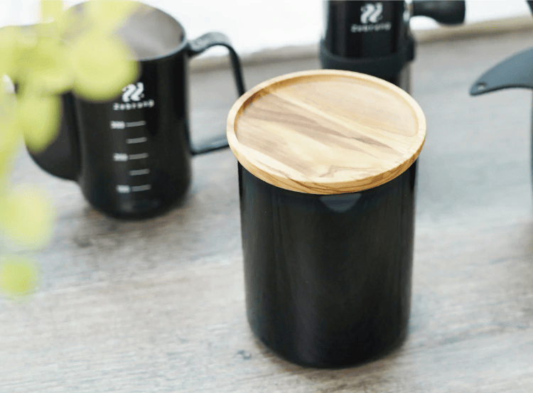 C賞:【非売品】オリーブウッド×黒ガラスキャニスター(10名様)