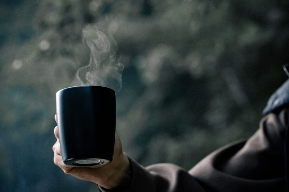 お気に入りのキャンプマグカップでアウトドアコーヒーを楽しむ