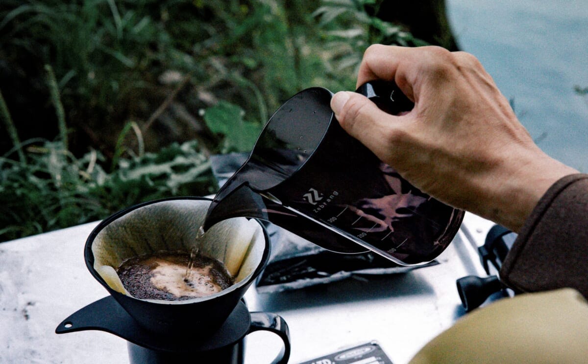 ソロキャンプでコーヒーが飲みたい!持ち運びに便利なコンパクトなケトル3選