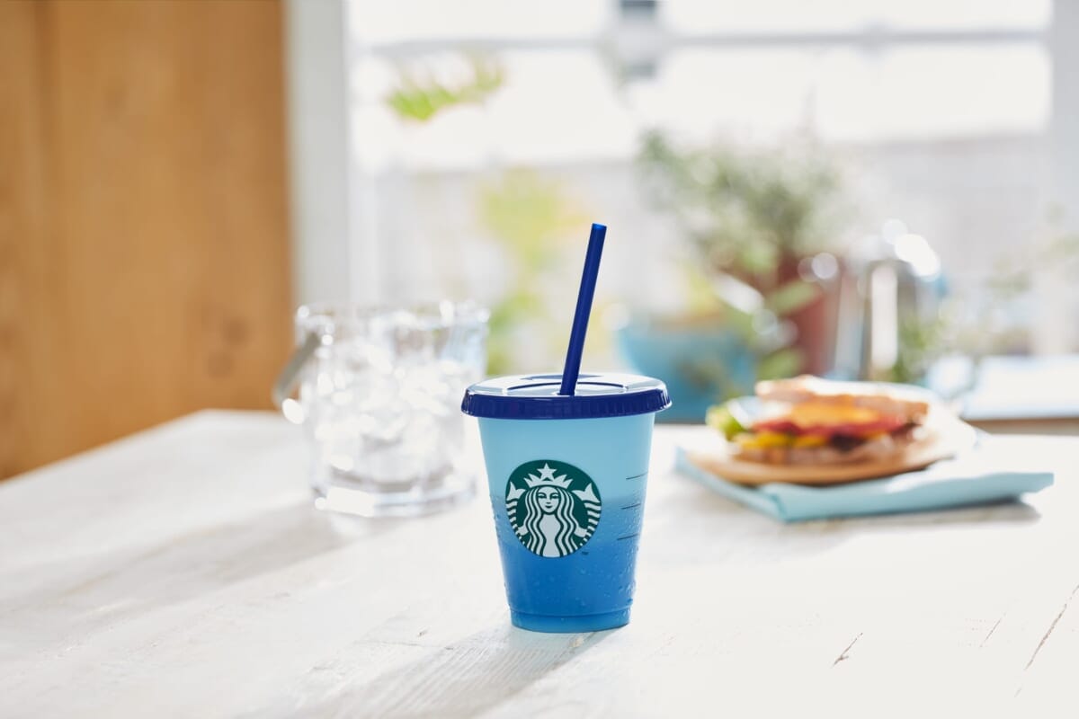 冷たい飲み物を入れるとカップの色が変わる