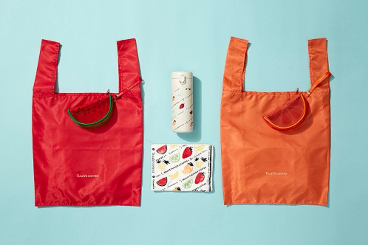 明るいカラーリングと、華やかなフルーツ柄のアイテムが揃います。