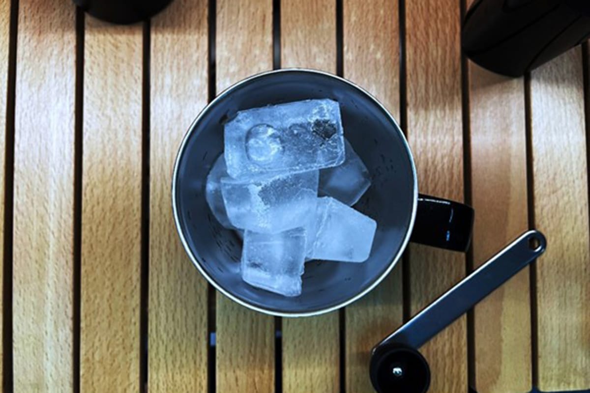 マグカップの6~8分目くらいまで氷を入れる