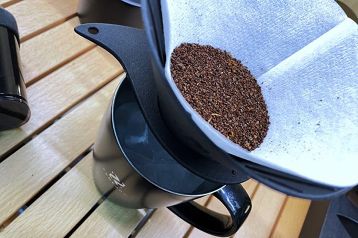 columimg2206304 | コーヒーステーション 氷を入れたマグカップの上にドリッパーとペーパー