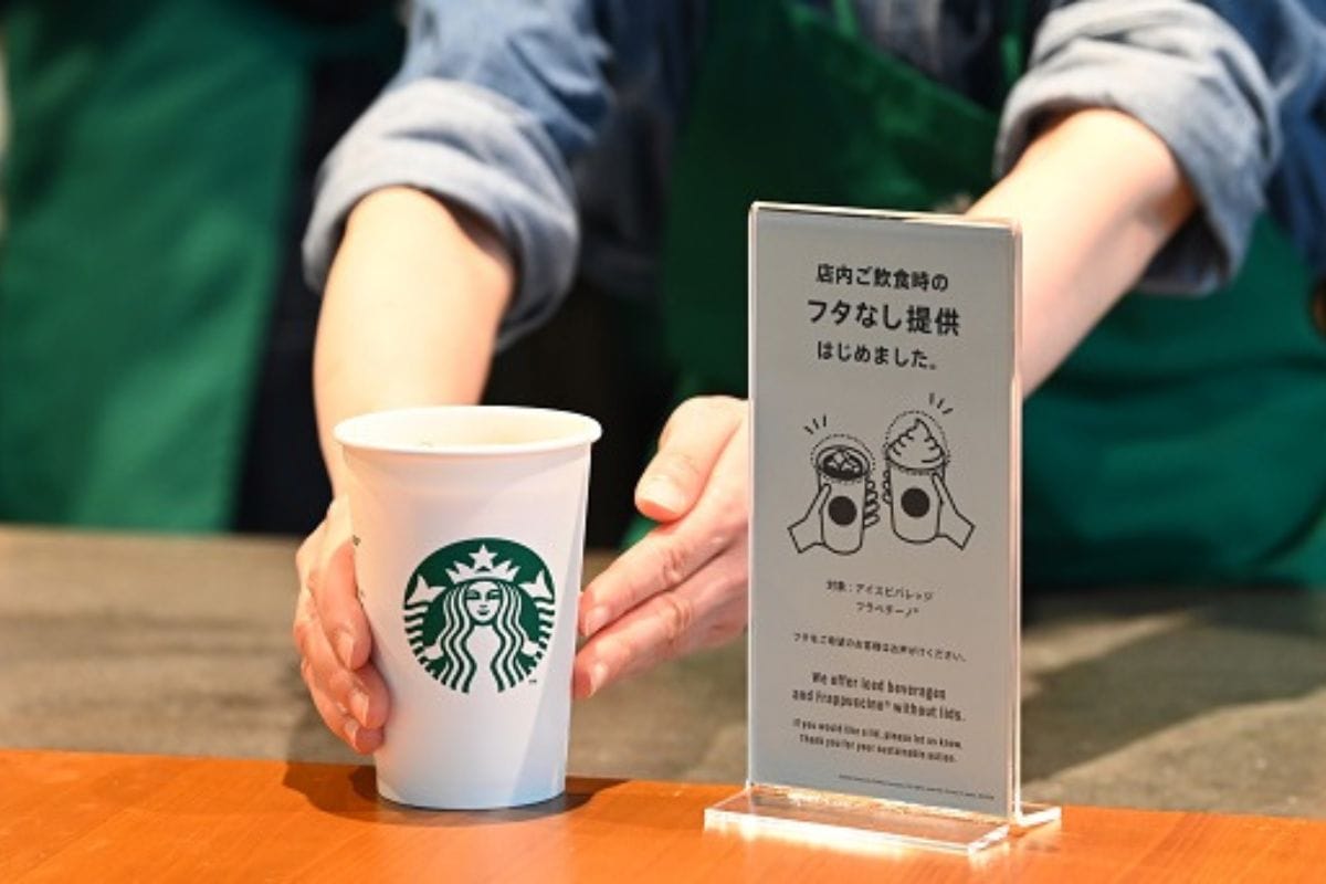 スタバ年間約100トンのプラスチック削減!アイスドリンクの蓋がなしに。