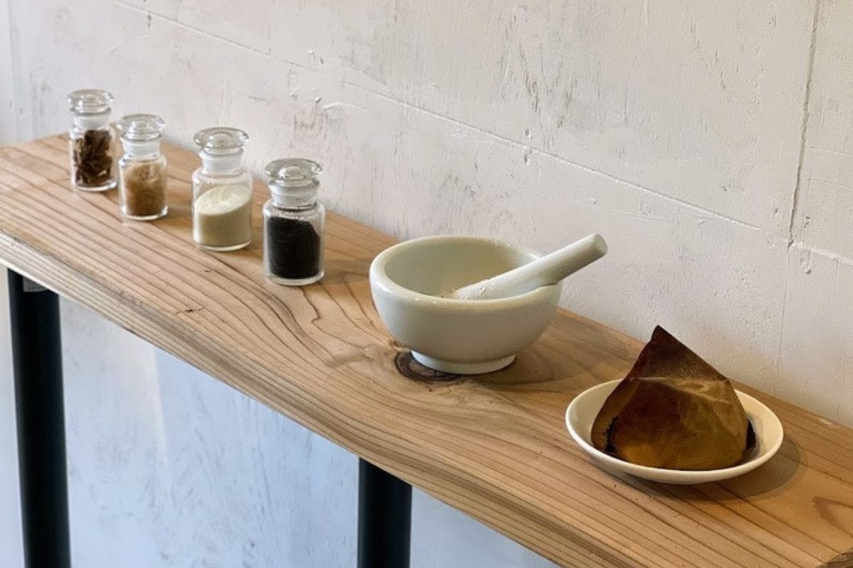 コーヒーを愉しんだ後、そのコーヒーかすを使って素材「カフェオレベース」を創り、コースターに転換させます。