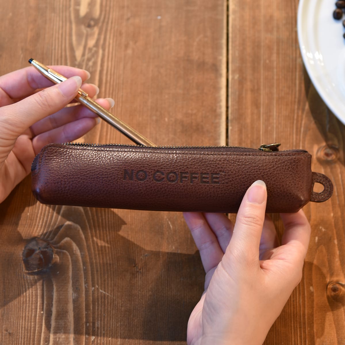 コーヒーを彷彿とさせる革色のレザーアイテムペンケース