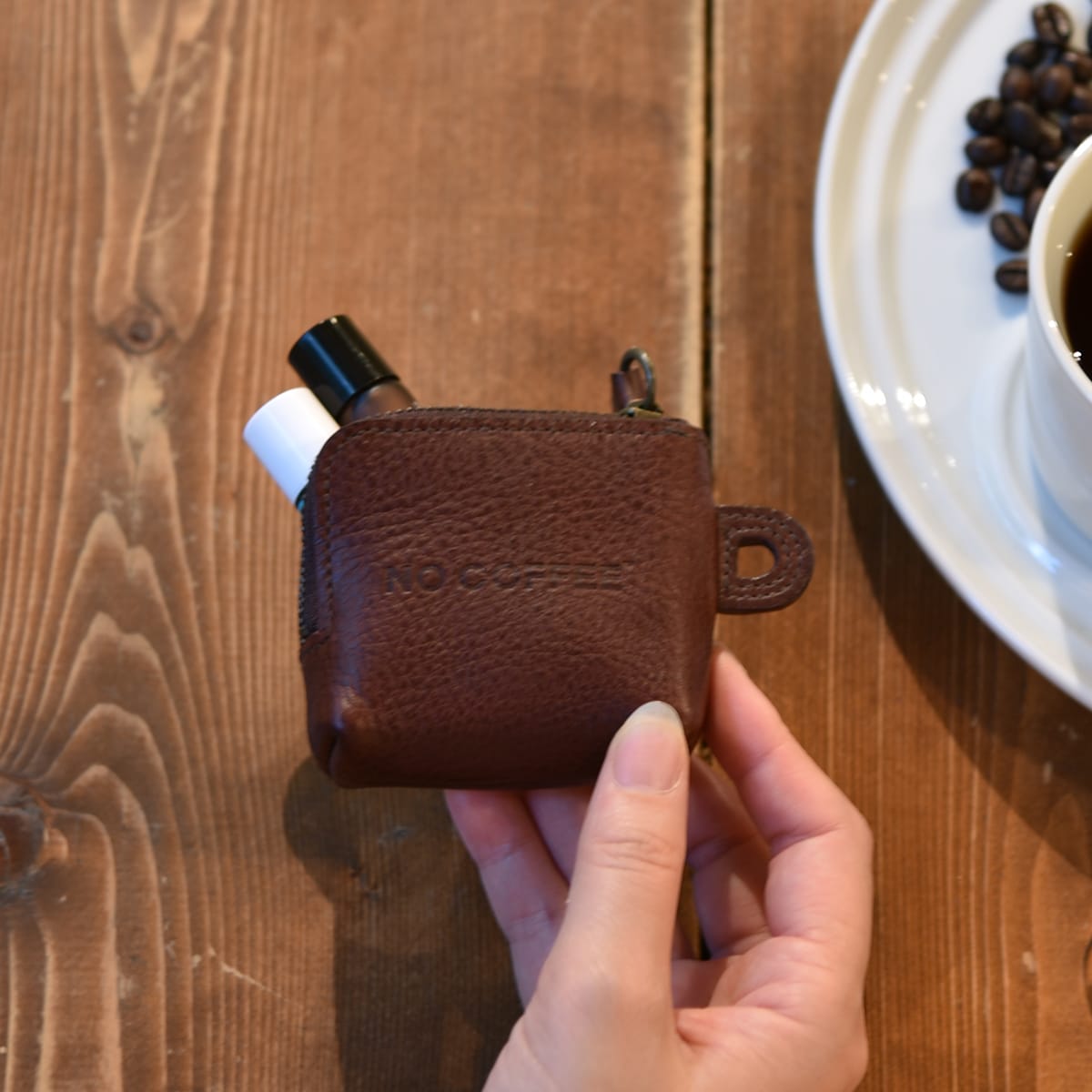 コーヒーを彷彿とさせる革色のレザーアイテム小銭入れ
