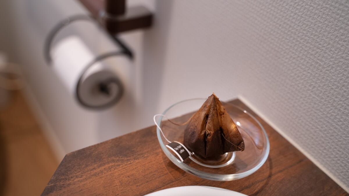 コーヒーバッグはそのまま靴箱やお手洗いなどの脱臭剤として再利用