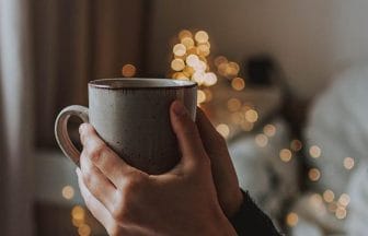 寝る前にコーヒーを飲むメリットとデメリット