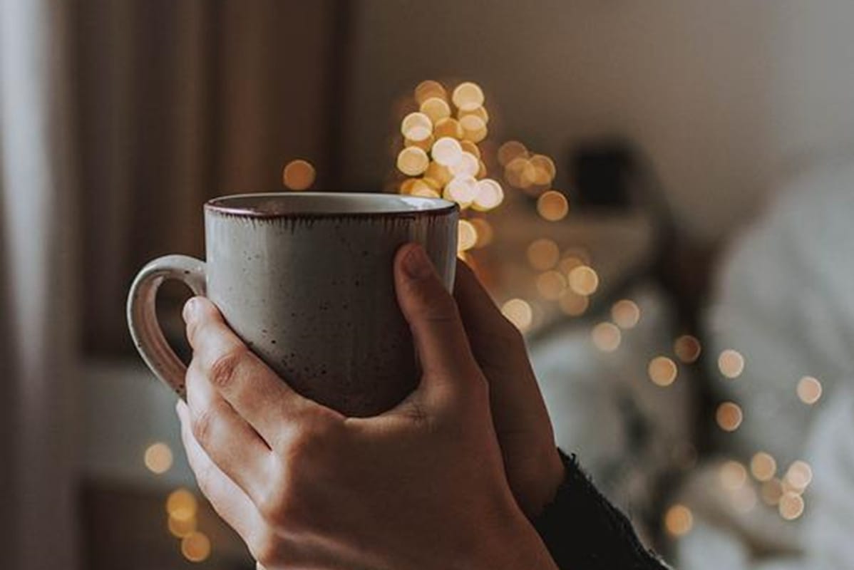 寝る前にコーヒーを飲むメリットとデメリット