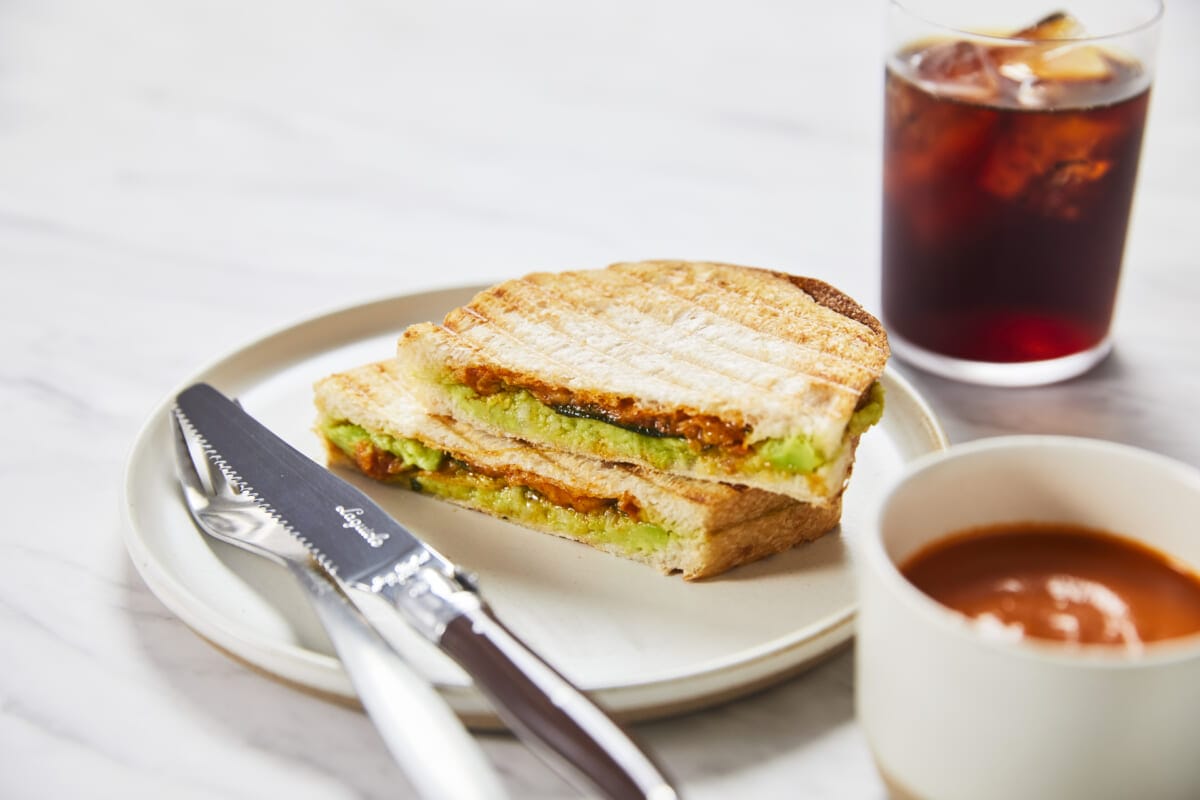 グリルドチーズサンドイッチ with トマトスープ アボカド&大葉