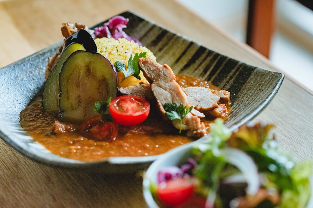 オーナーとKNOT MARKET PLACEのシェフが配合から考案したスパイスカレー