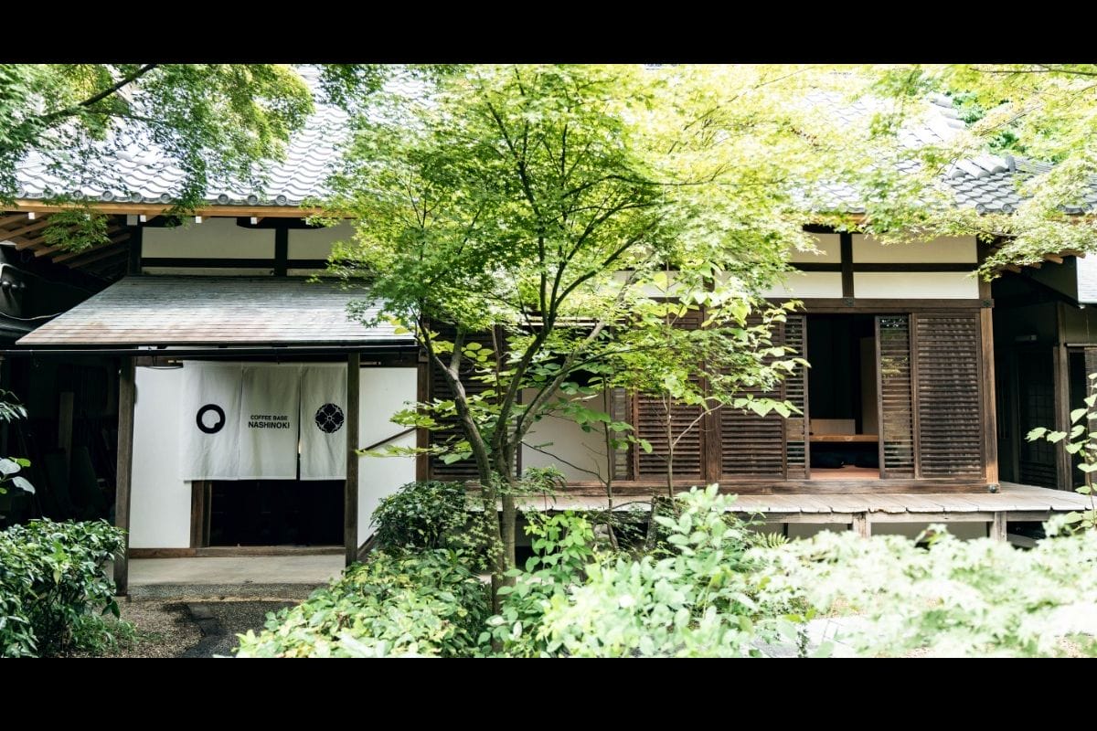 京都三名水を使ったコーヒーを楽しむ。梨木神社境内にカフェが8月27日オープン