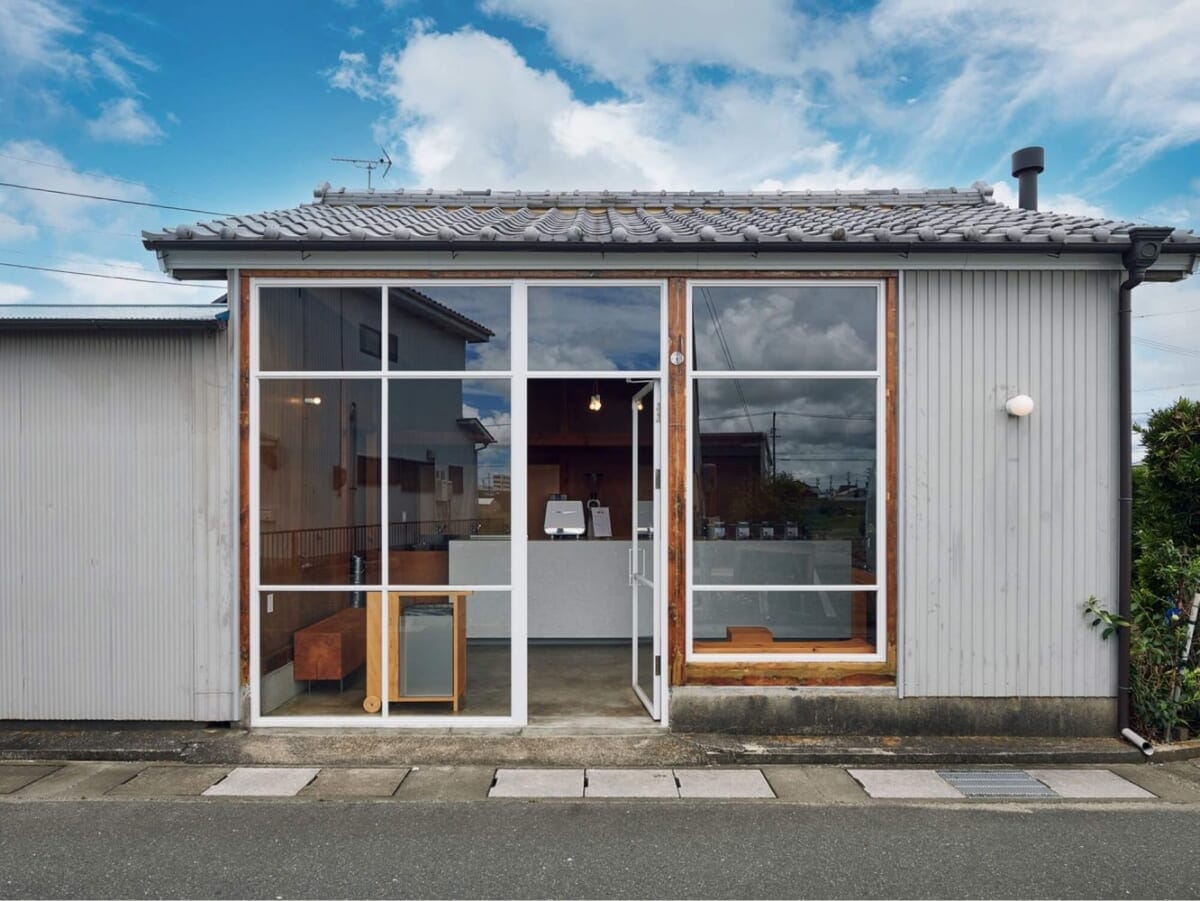 元よりあった納屋をリノベーションし、街に馴染みながらも洗練された空間