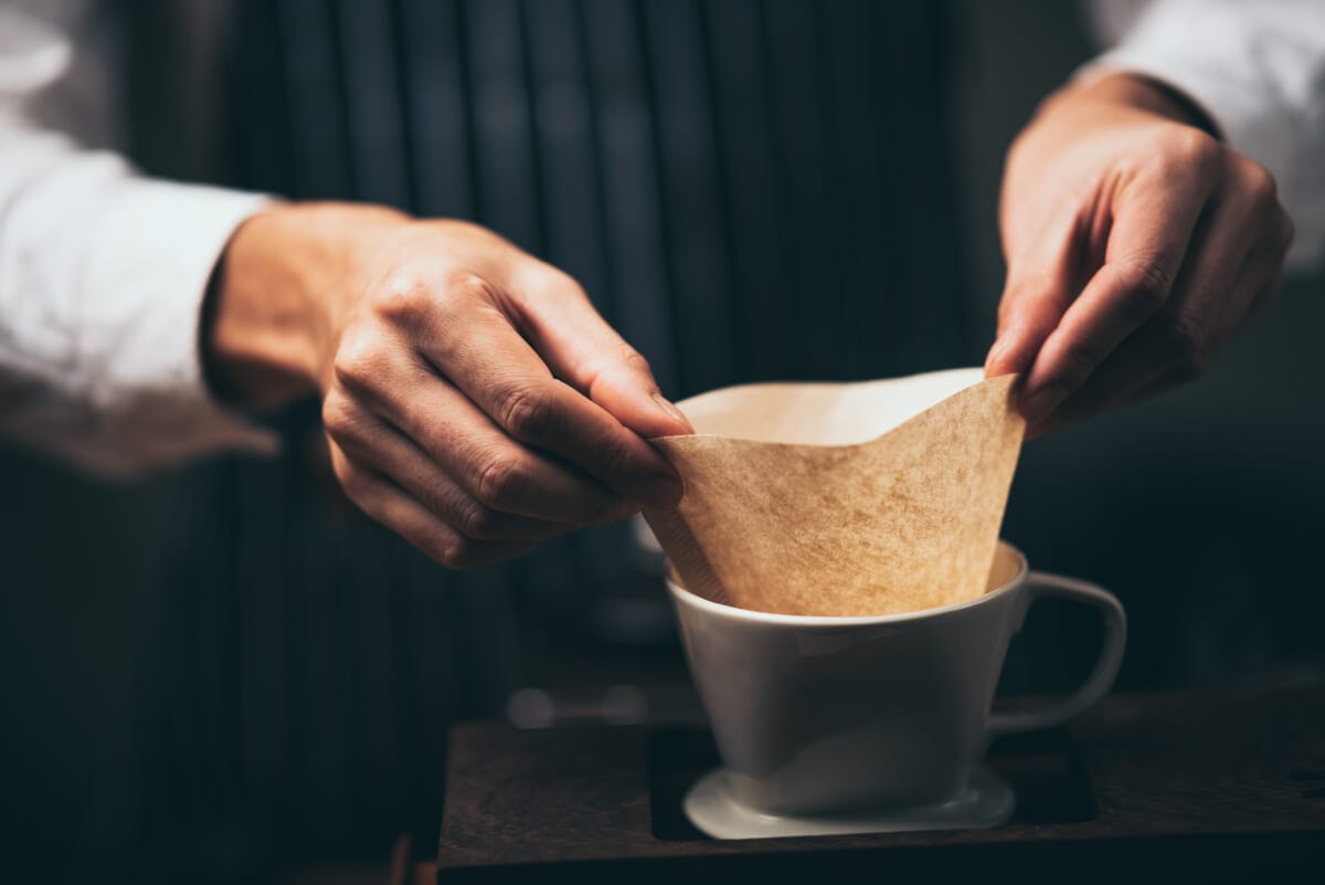 barista showing coffee filter paper coffee cafe and barista brewing concept | コーヒーステーション