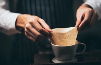 barista showing coffee filter paper coffee cafe and barista brewing concept | コーヒーステーション